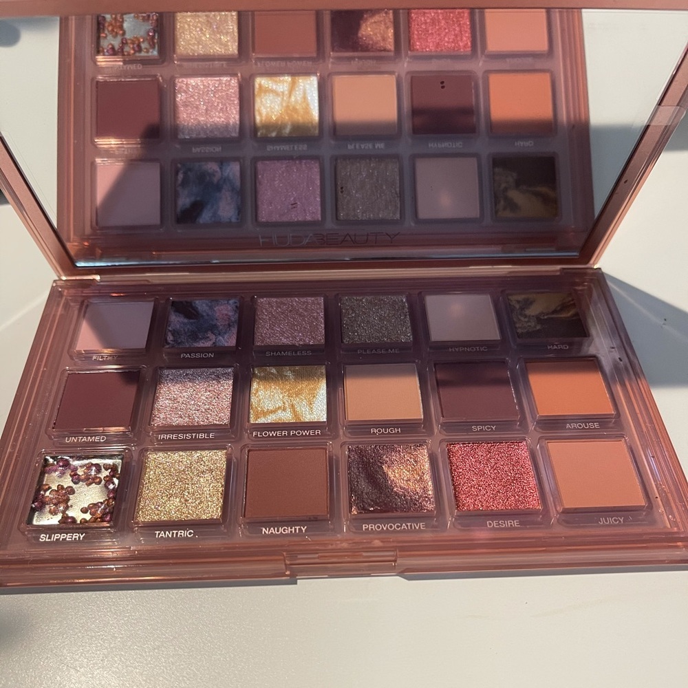 Huda Beauty Naughty Nude Eyeshadow Palette